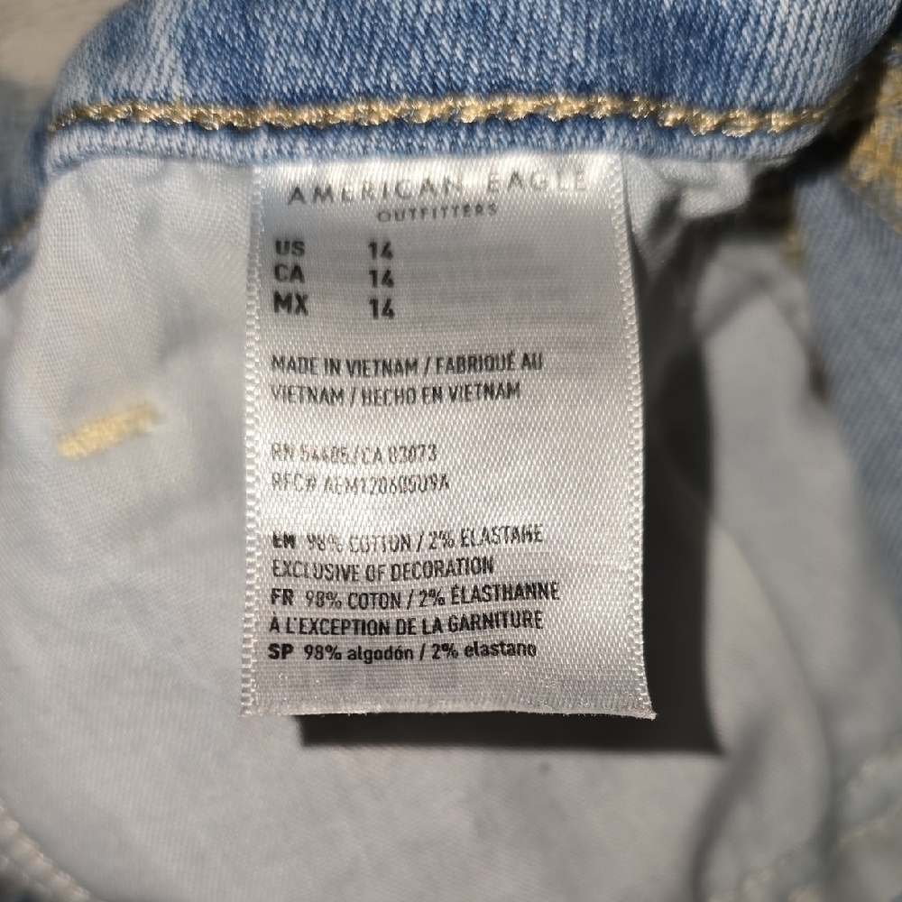 American Eagle Outfitters Light Wash Distressed Jean Shorts - Picture 9 of 10